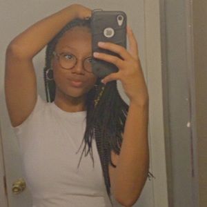 Meet your Posher, Alexis